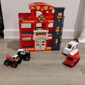 Kid Connection Fire Station Fire Vehicle Playset Lights Up Siren Sound